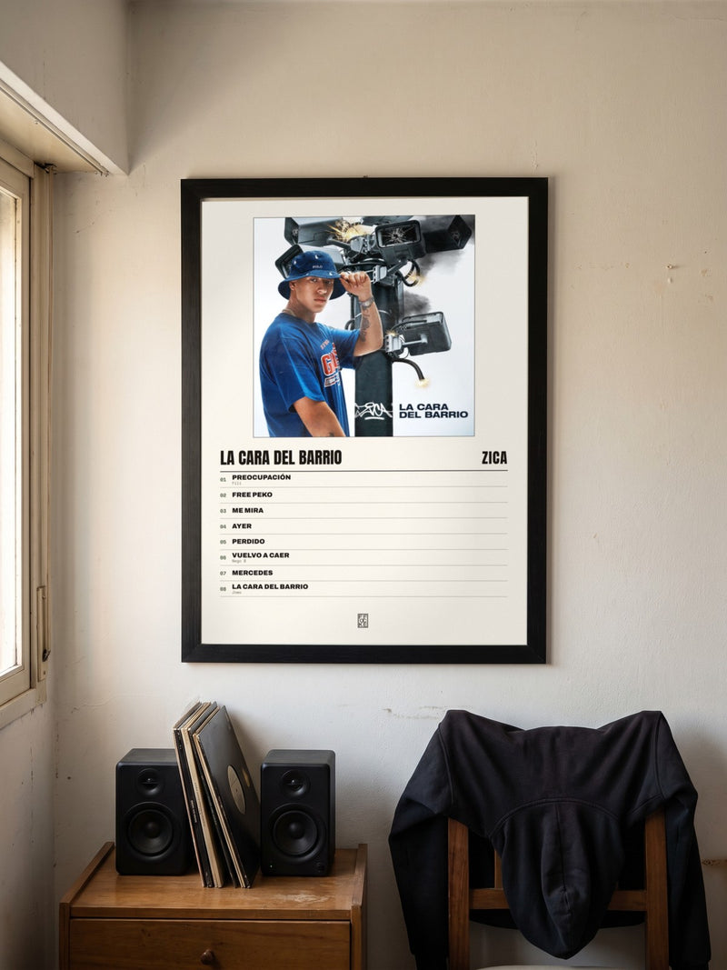 Póster de La Cara Del Barrio de Zica enmarcado en una pared, en un ambiente distinto