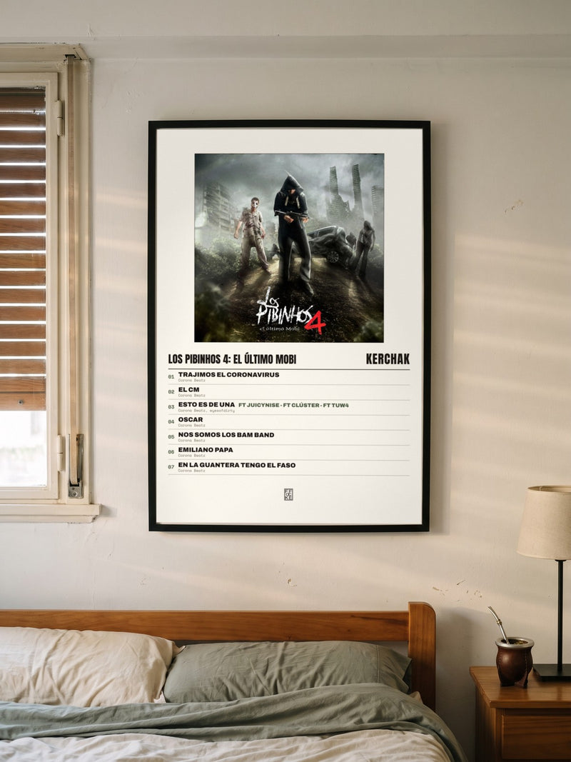 Póster de Los Pibinhos 4: El Último Mobi de KERCHAK enmarcado en una pared, en un ambiente distinto