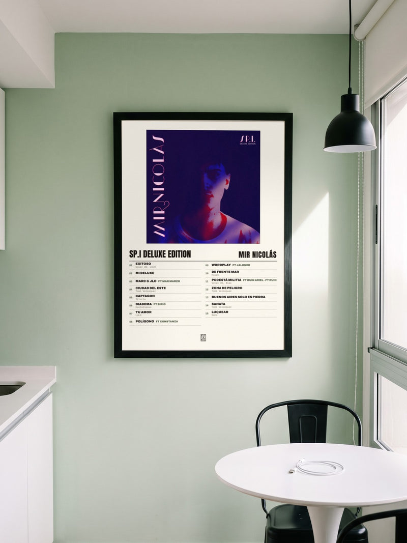 Póster de SP.I DELUXE EDITION de Mir Nicolás enmarcado en una pared, en un ambiente distinto