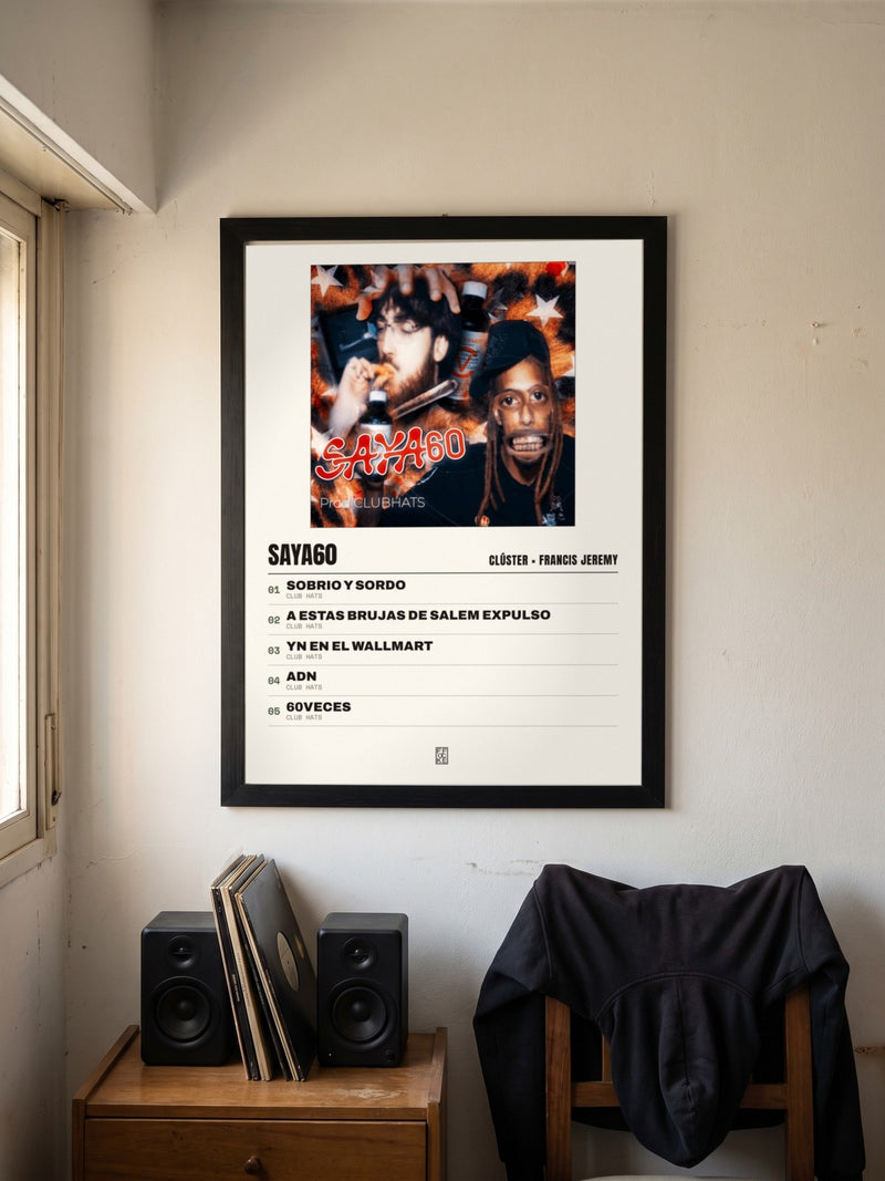 Póster de SAYA60 de Clúster × Francis Jeremy enmarcado en una pared, en un ambiente distinto