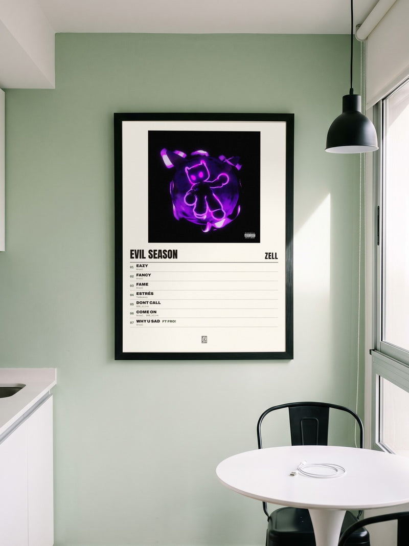 Póster de Evil Season de Zell enmarcado en una pared, en un ambiente distinto