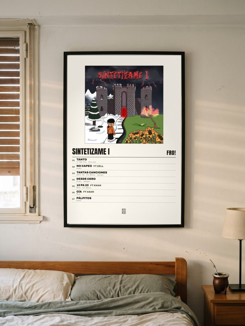 Póster de Sintetizame I de FRO! enmarcado en una pared, en un ambiente distinto