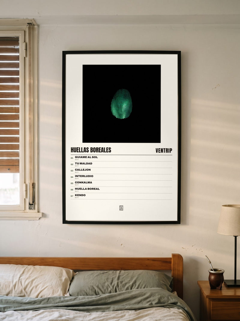 Póster de Huellas Boreales de Ventrip enmarcado en una pared, en un ambiente distinto