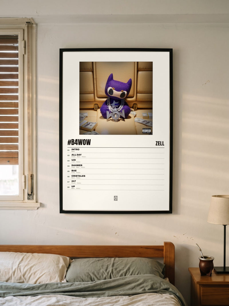 Póster de #B4Wow de Zell enmarcado en una pared, en un ambiente distinto