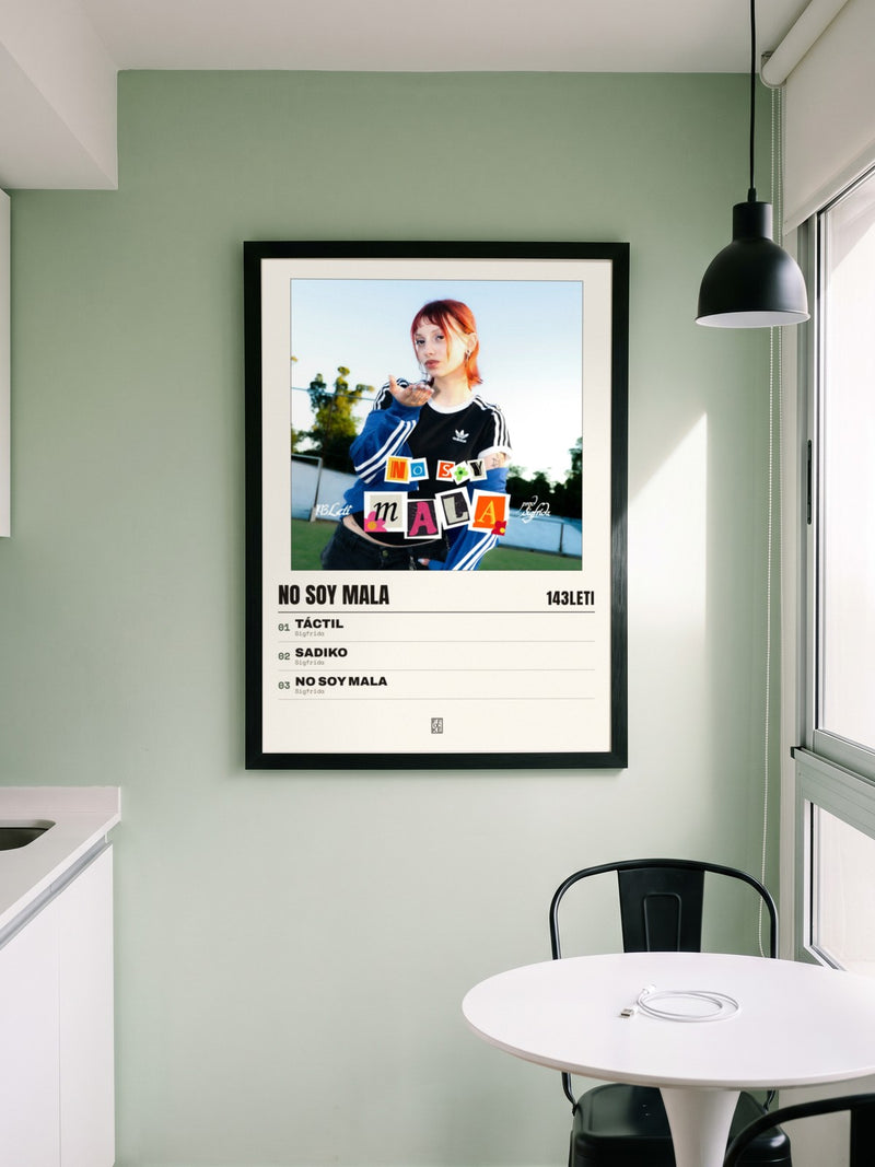 Póster de No Soy Mala de 143LETI enmarcado en una pared, en un ambiente distinto
