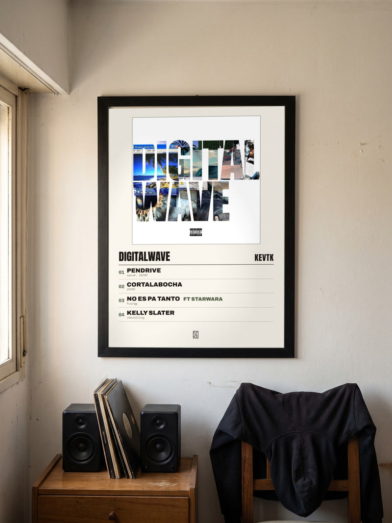 Póster de DiGiTALWAvE de KevTK enmarcado en una pared, en un ambiente distinto