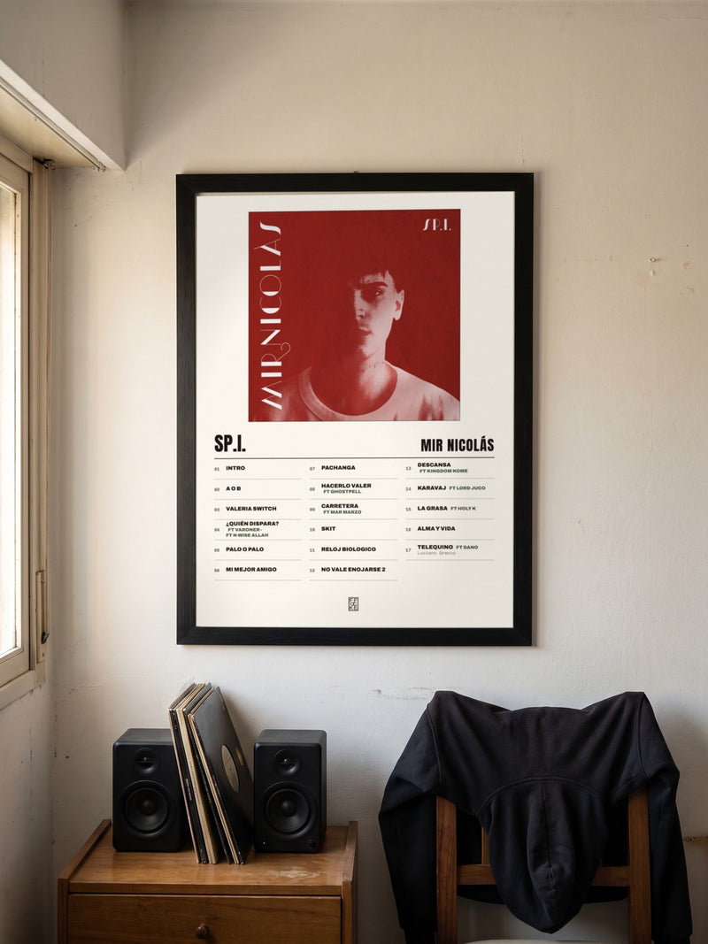 Póster de SP.I. de Mir Nicolás enmarcado en una pared, en un ambiente distinto
