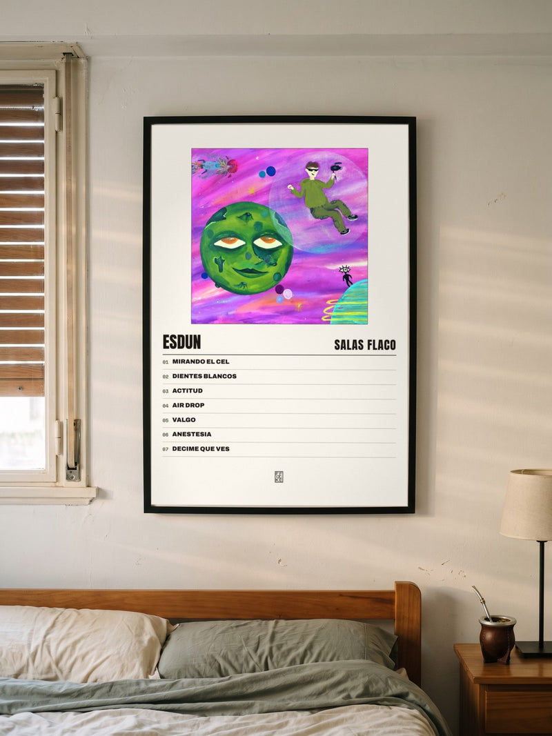 Póster de Esdun de Salas Flaco enmarcado en una pared, en un ambiente distinto