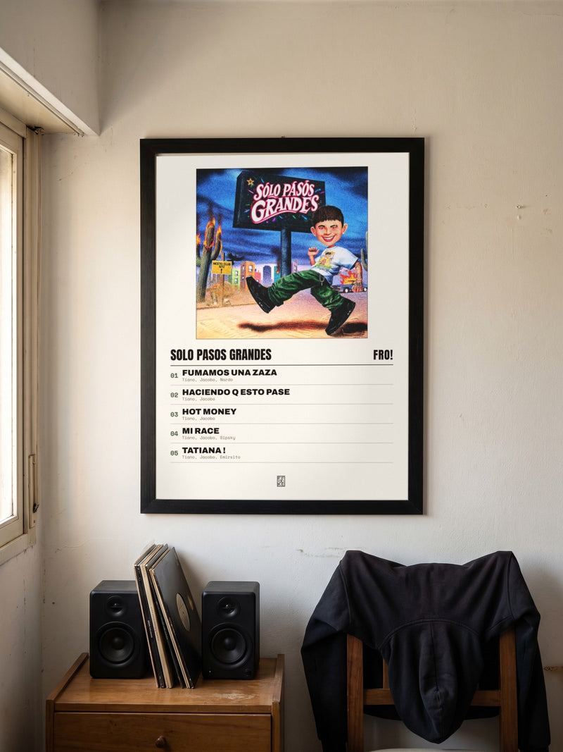 Póster de solo pasos GRANDES de FRO! enmarcado en una pared, en un ambiente distinto