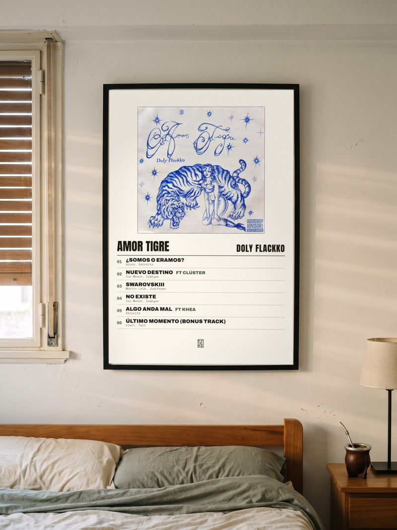 Póster de Amor Tigre de Doly Flackko enmarcado en una pared, en un ambiente distinto