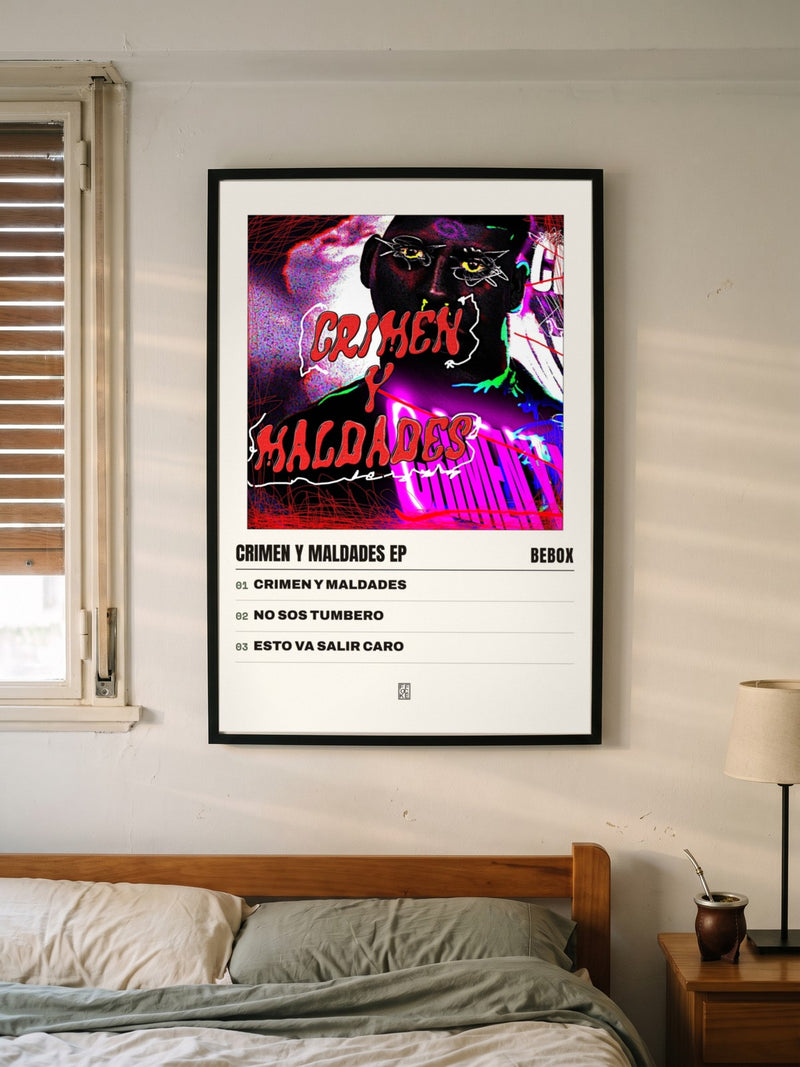 Póster de CRIMEN Y MALDADES EP de Bebox enmarcado en una pared, en un ambiente distinto