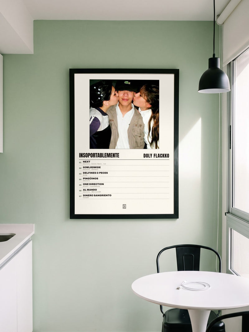 Póster de Insoportablemente de Doly Flackko enmarcado en una pared, en un ambiente distinto