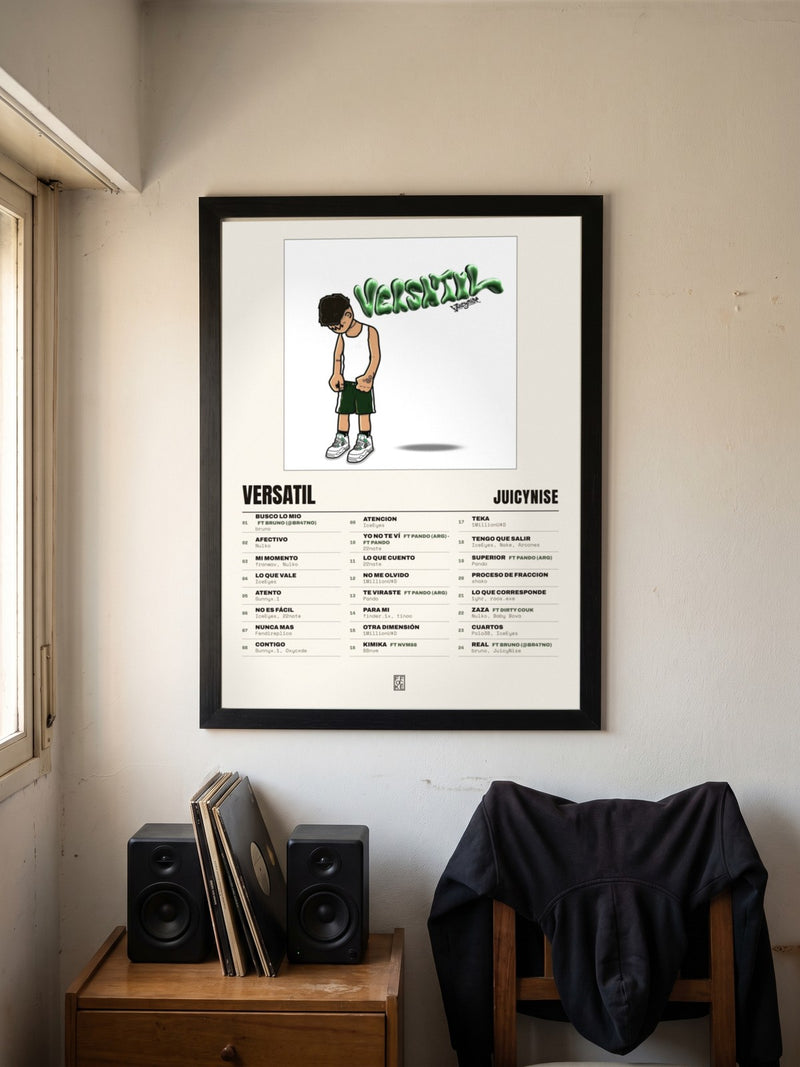 Póster de Versatil de JuicyNise enmarcado en una pared, en un ambiente distinto