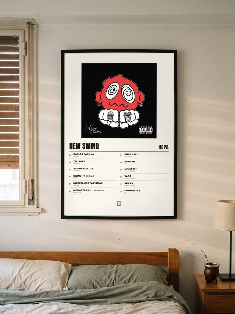 Póster de New Swing de Hepa enmarcado en una pared, en un ambiente distinto