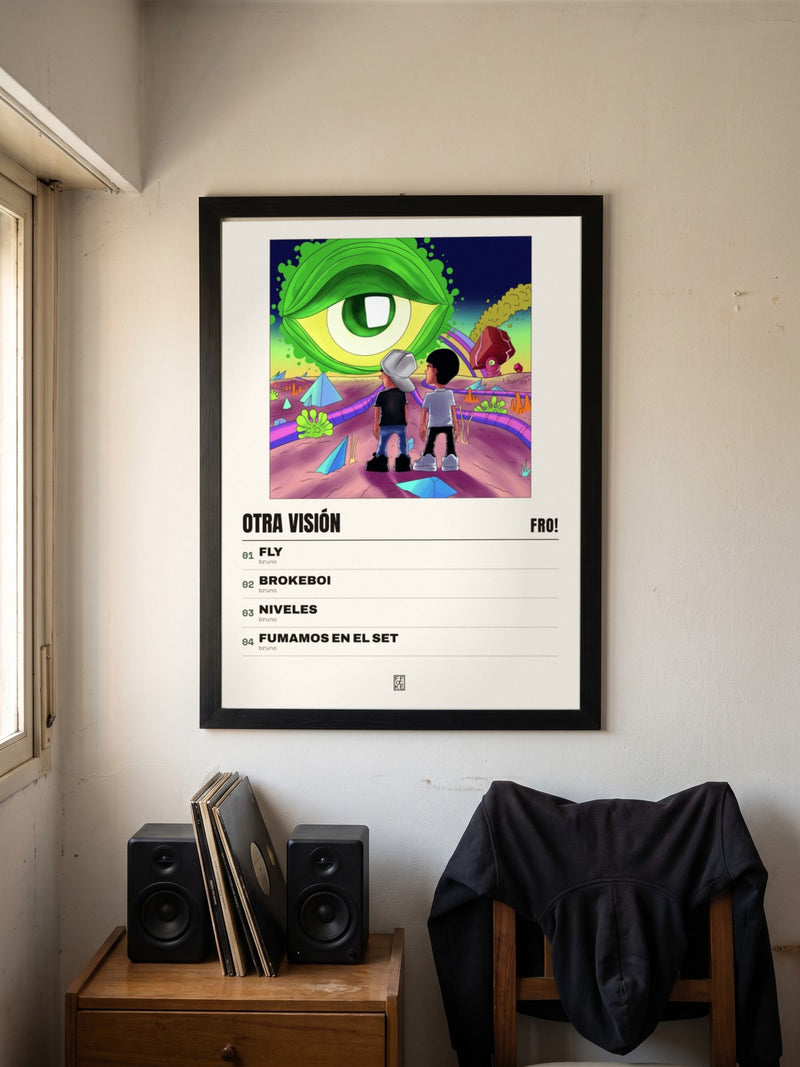 Póster de Otra Visión de FRO! enmarcado en una pared, en un ambiente distinto