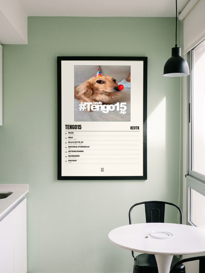 Póster de Tengo15 de KevTK enmarcado en una pared, en un ambiente distinto