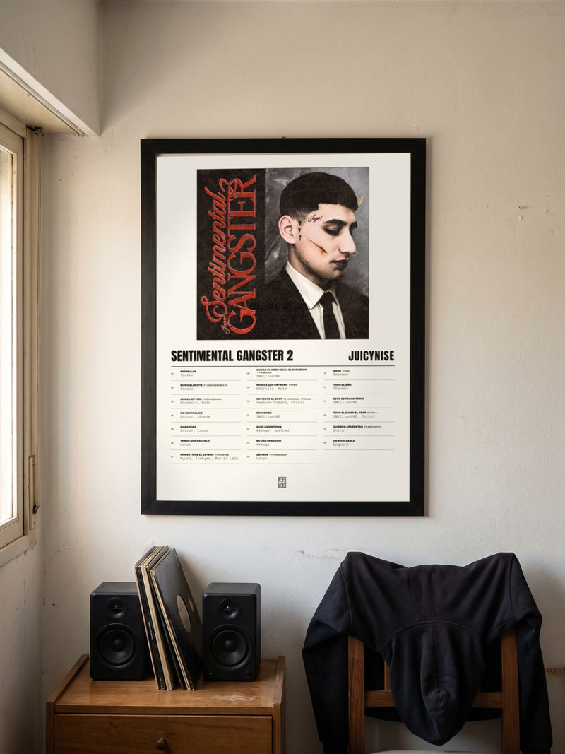 Póster de Sentimental Gangster 2 de JuicyNise enmarcado en una pared, en un ambiente distinto