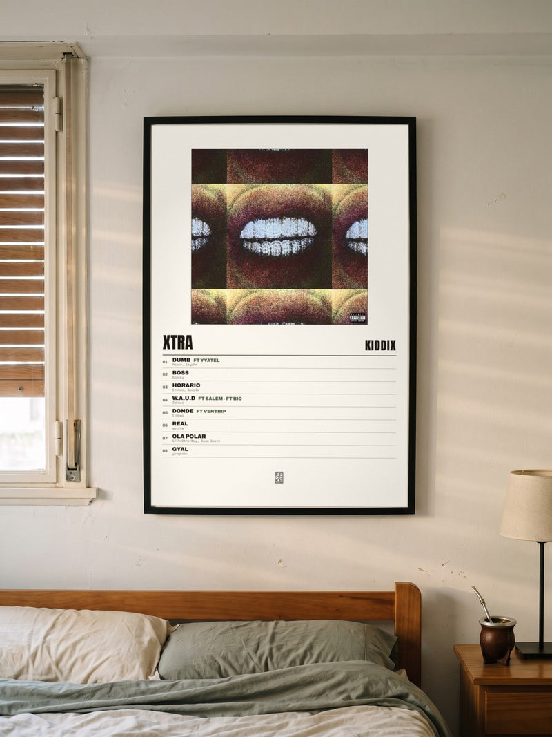 Póster de Xtra de KiddiX enmarcado en una pared, en un ambiente distinto