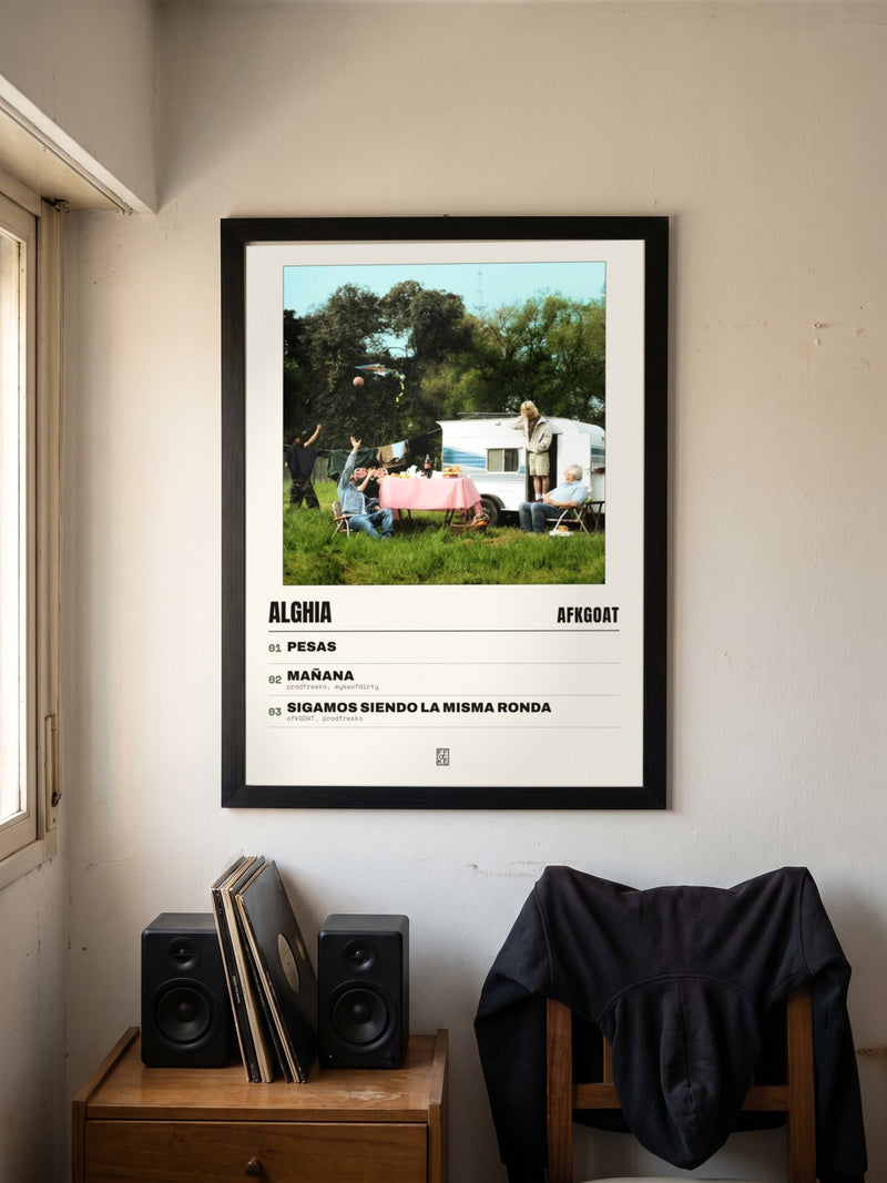 Póster de alghia de afkGOAT enmarcado en una pared, en un ambiente distinto