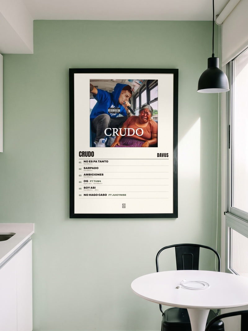 Póster de CRUDO de Davus enmarcado en una pared, en un ambiente distinto
