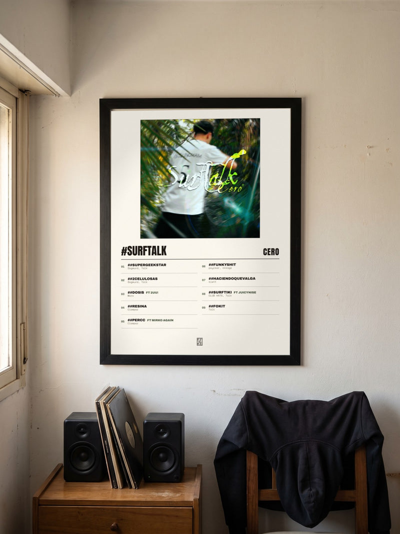 Póster de #SurfTalk de cero* enmarcado en una pared, en un ambiente distinto