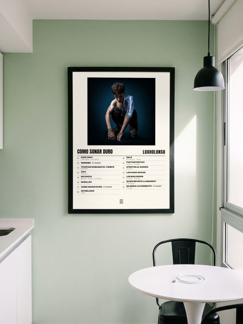 Póster de Como Sonar Duro de luxholonso enmarcado en una pared, en un ambiente distinto