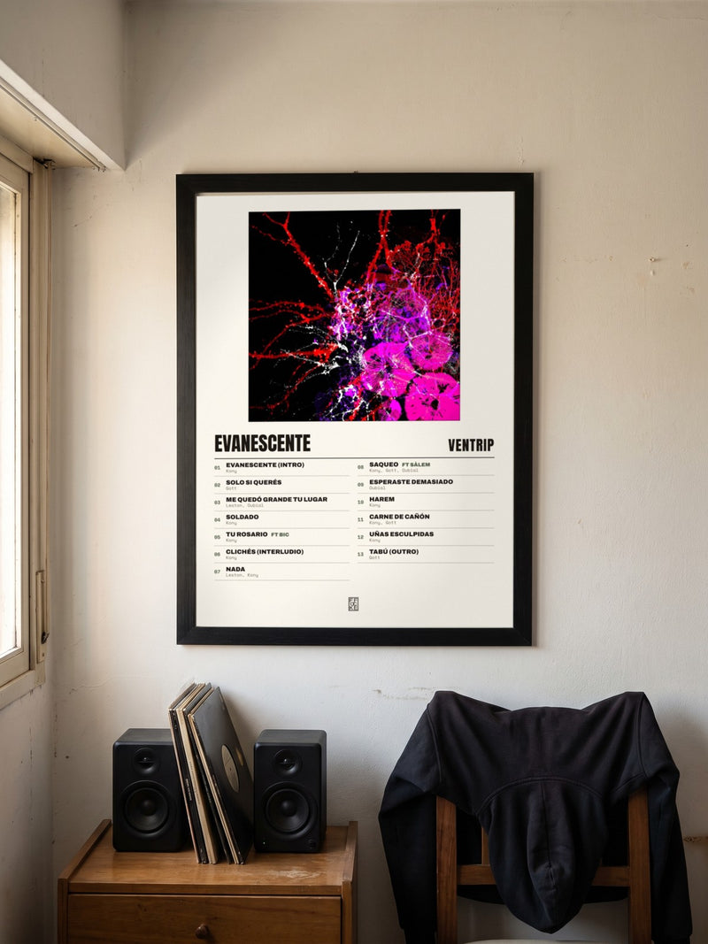 Póster de Evanescente de Ventrip enmarcado en una pared, en un ambiente distinto