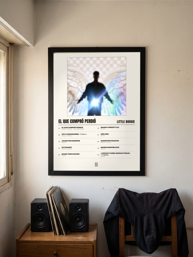 Póster de EL QUE COMPRÓ PERDIÓ de Little Boogie enmarcado en una pared, en un ambiente distinto