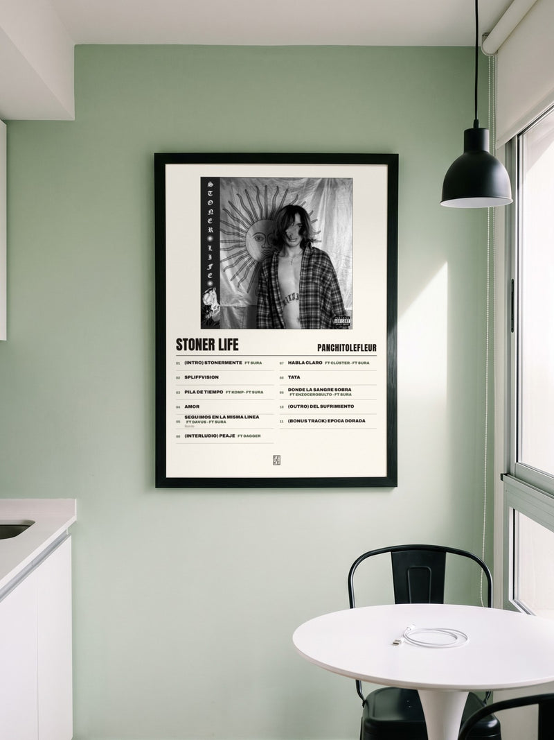 Póster de STONER LIFE de PanchitoLeFleur enmarcado en una pared, en un ambiente distinto