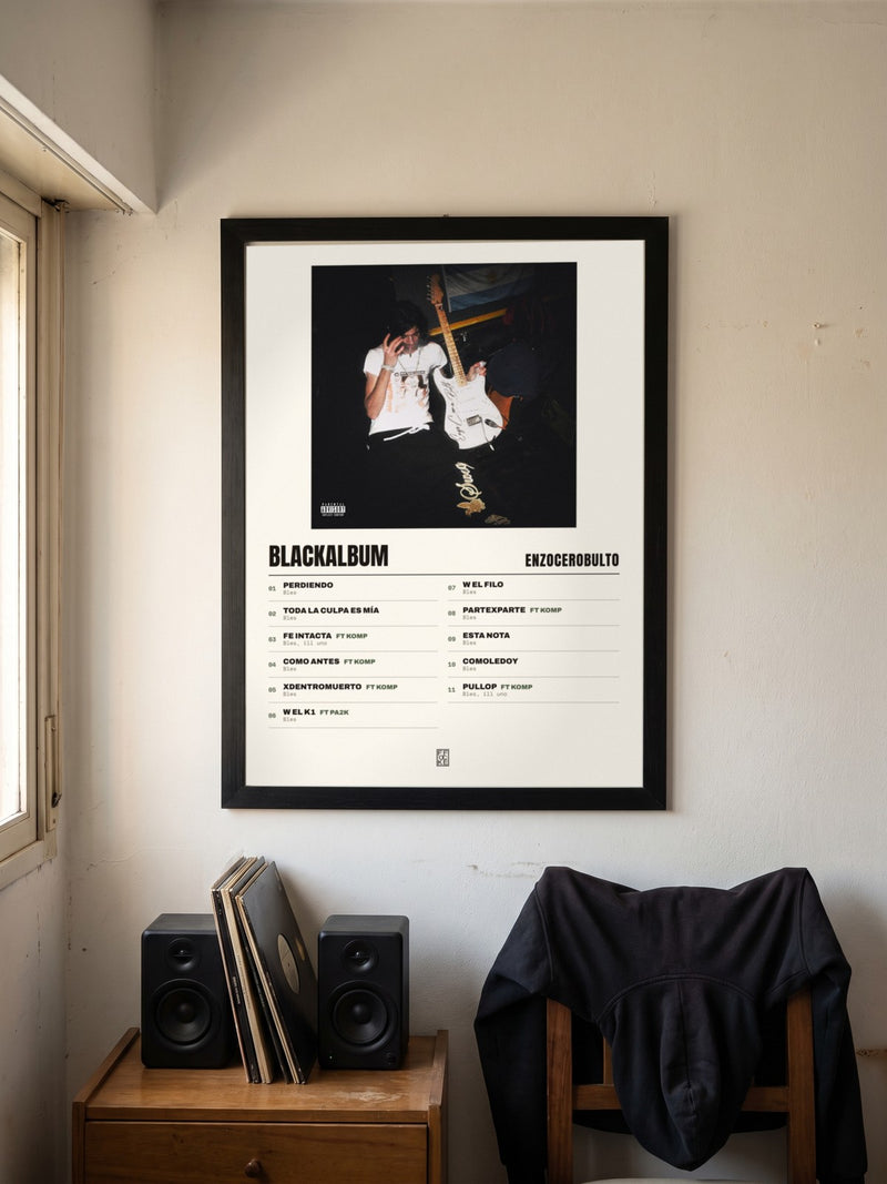 Póster de blackalbum de enzocerobulto enmarcado en una pared, en un ambiente distinto