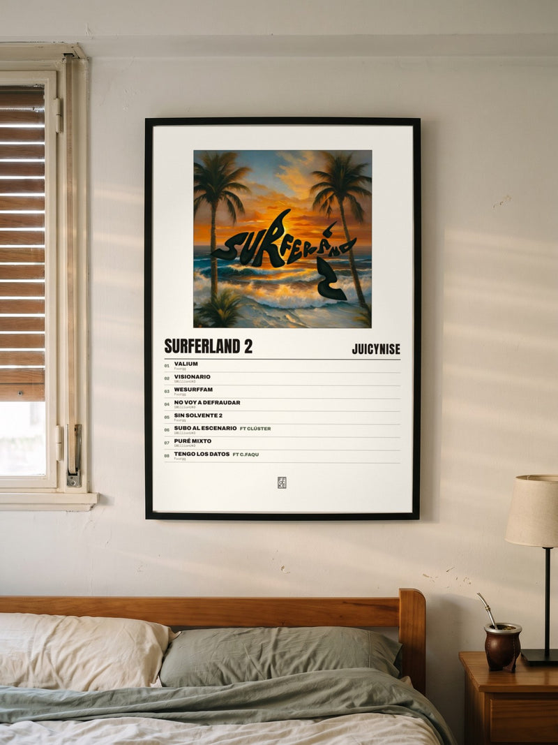 Póster de Surferland 2 de JuicyNise enmarcado en una pared, en un ambiente distinto