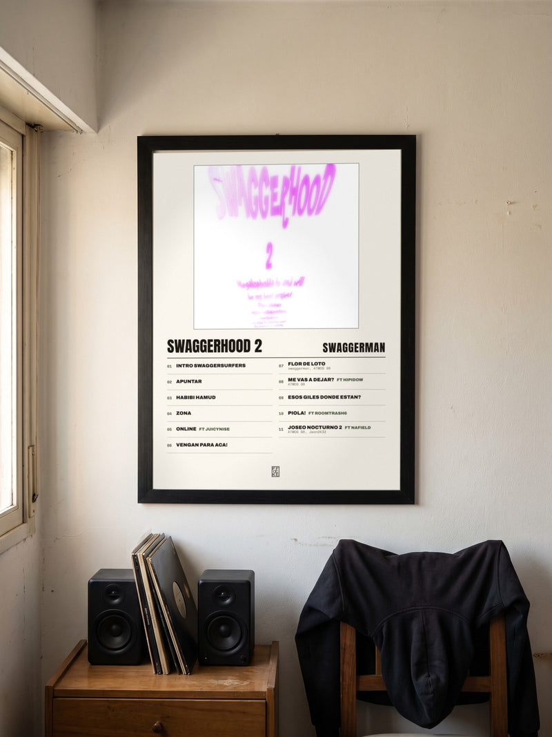 Póster de swaggerhood 2 de swaggerman enmarcado en una pared, en un ambiente distinto