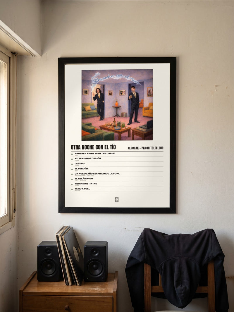 Póster de Otra Noche Con El Tío de KERCHAK × PanchitoLeFleur enmarcado en una pared, en un ambiente distinto