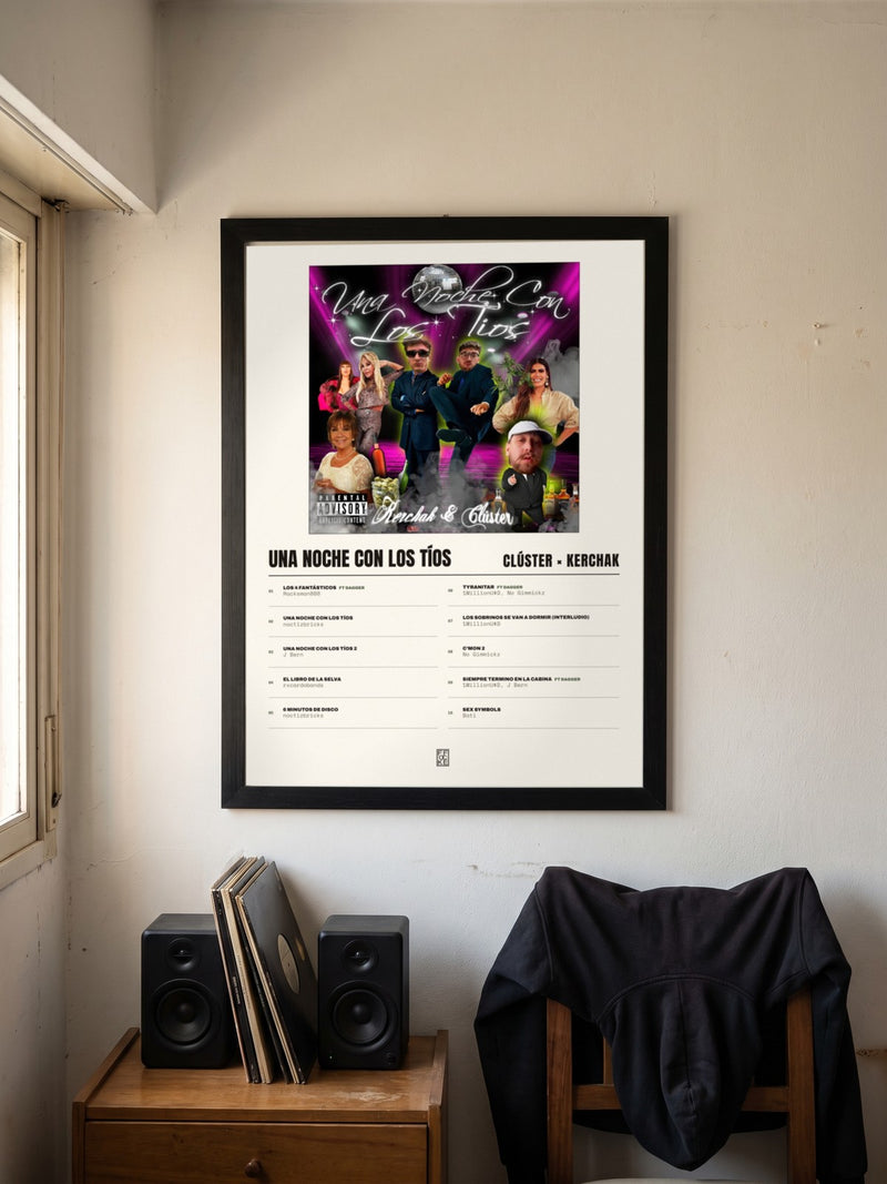 Póster de Una Noche Con Los Tíos de Clúster × KERCHAK enmarcado en una pared, en un ambiente distinto