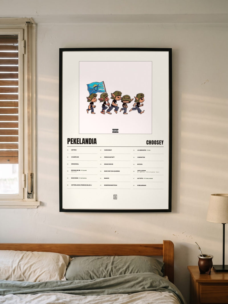 Póster de Pekelandia de choosey enmarcado en una pared, en un ambiente distinto