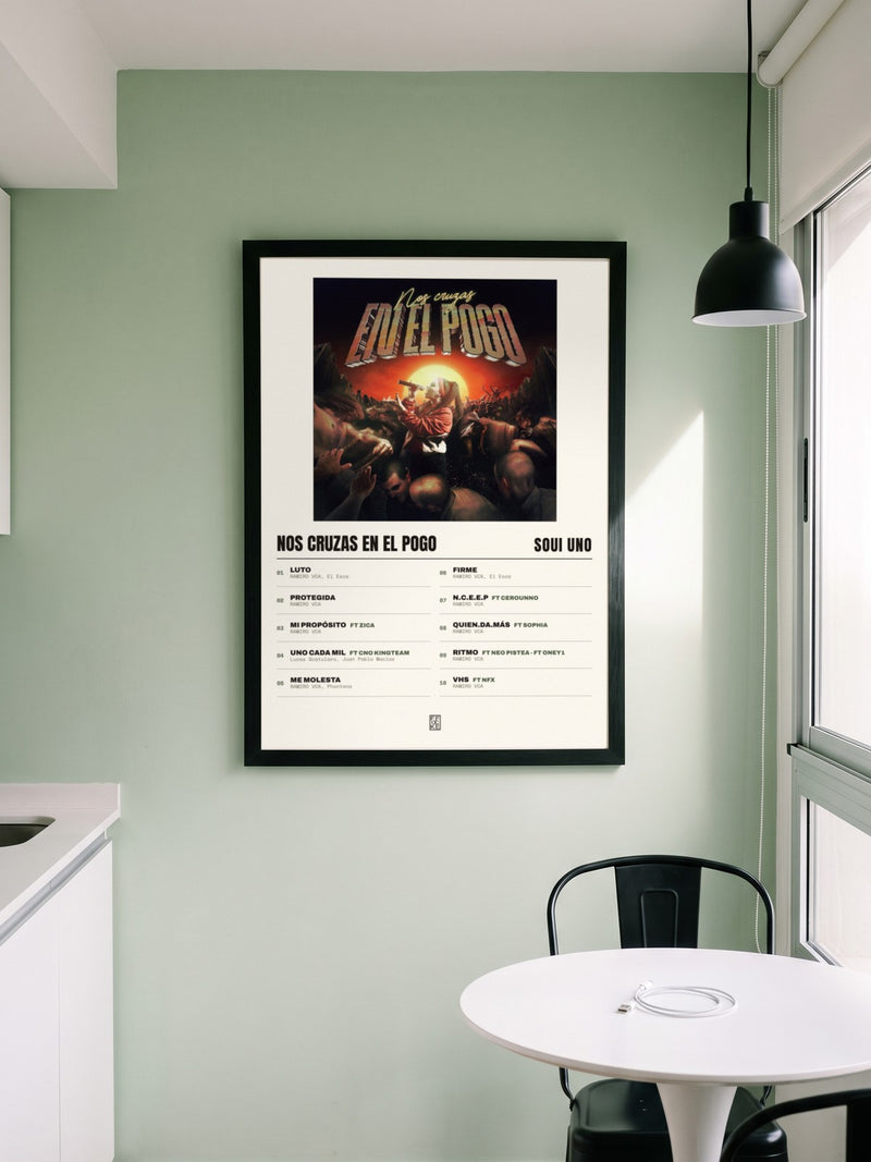 Póster de NOS CRUZAS EN EL POGO de Soui Uno enmarcado en una pared, en un ambiente distinto