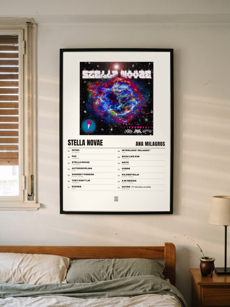Póster de Stella Novae de Ana Milagros enmarcado en una pared, en un ambiente distinto