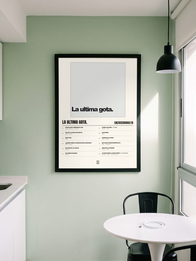 Póster de La ultima gota. de enzocerobulto enmarcado en una pared, en un ambiente distinto