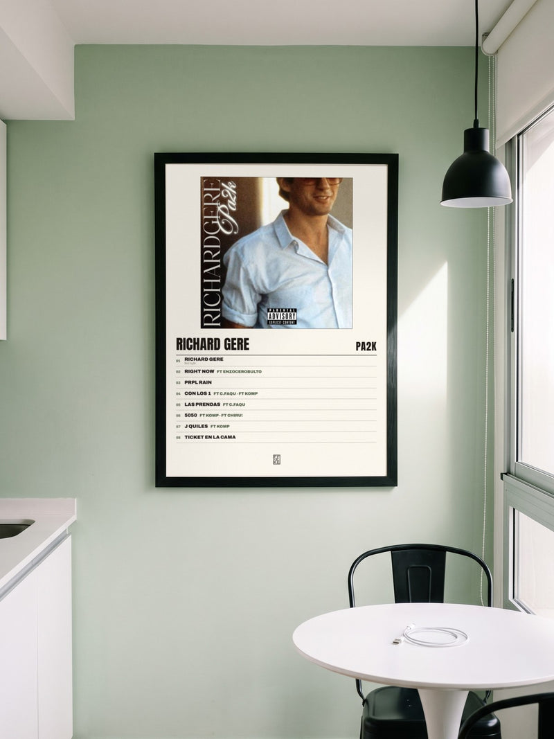 Póster de Richard Gere de Pa2k enmarcado en una pared, en un ambiente distinto