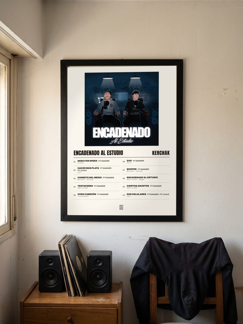Póster de Encadenado Al Estudio de KERCHAK enmarcado en una pared, en un ambiente distinto