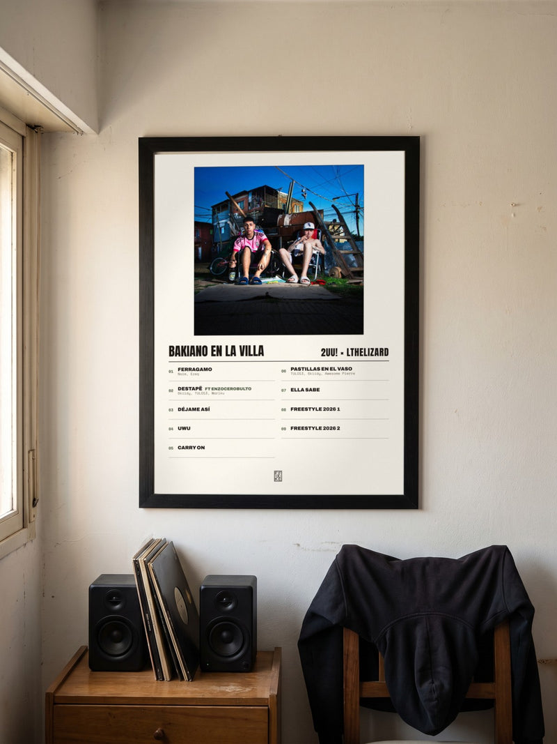 Póster de Bakiano en la Villa de 2UU! × Lthelizard enmarcado en una pared, en un ambiente distinto