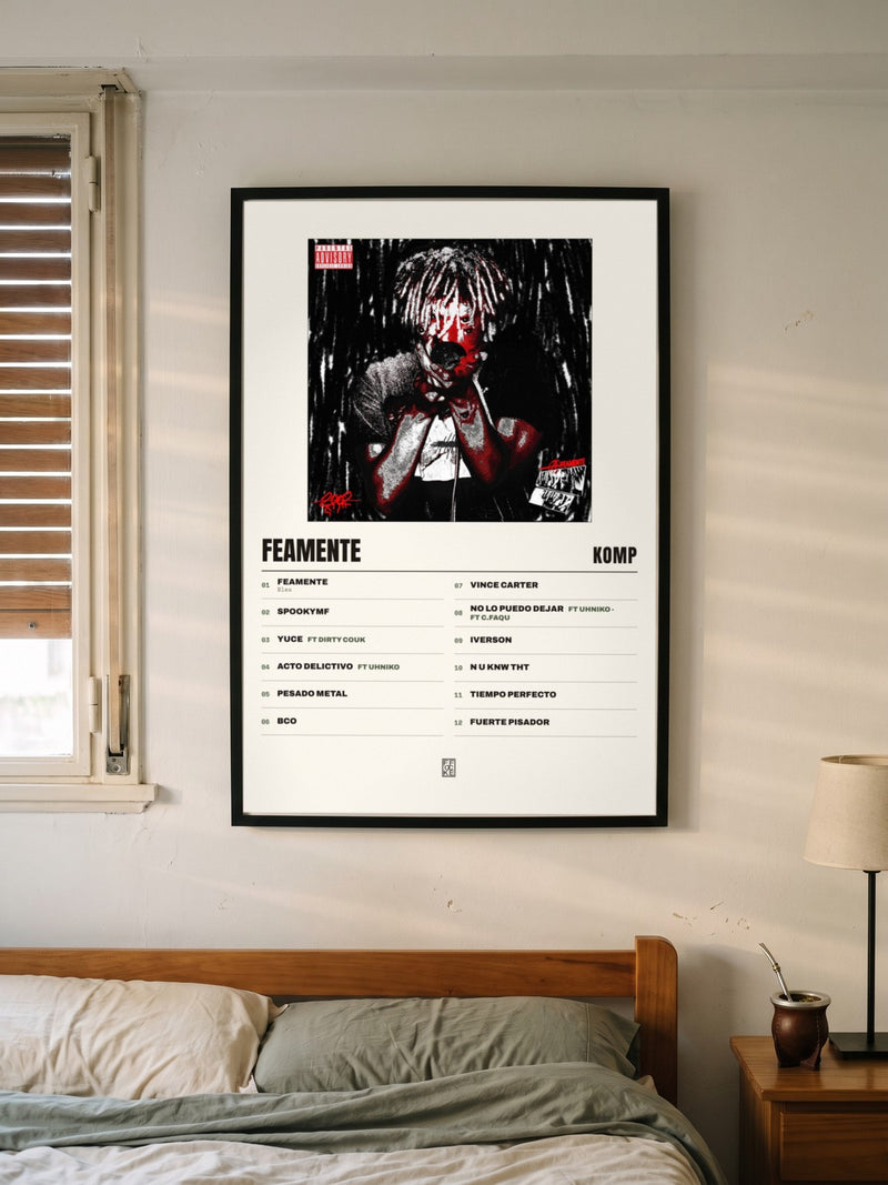 Póster de Feamente de Komp enmarcado en una pared, en un ambiente distinto