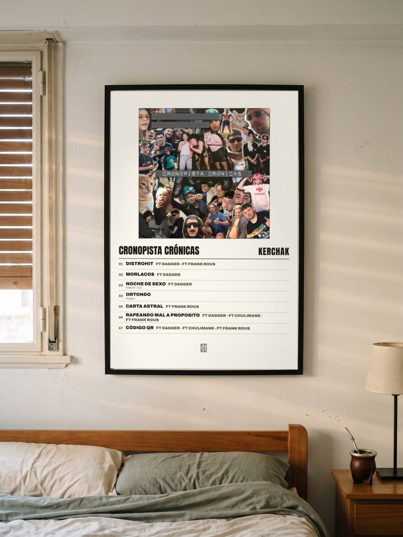 Póster de Cronopista Crónicas de KERCHAK enmarcado en una pared, en un ambiente distinto