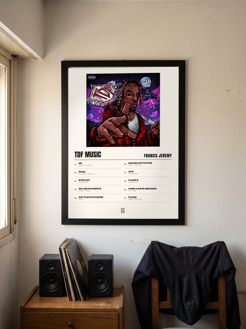 Póster de TDF MUSIC de Francis Jeremy enmarcado en una pared, en un ambiente distinto