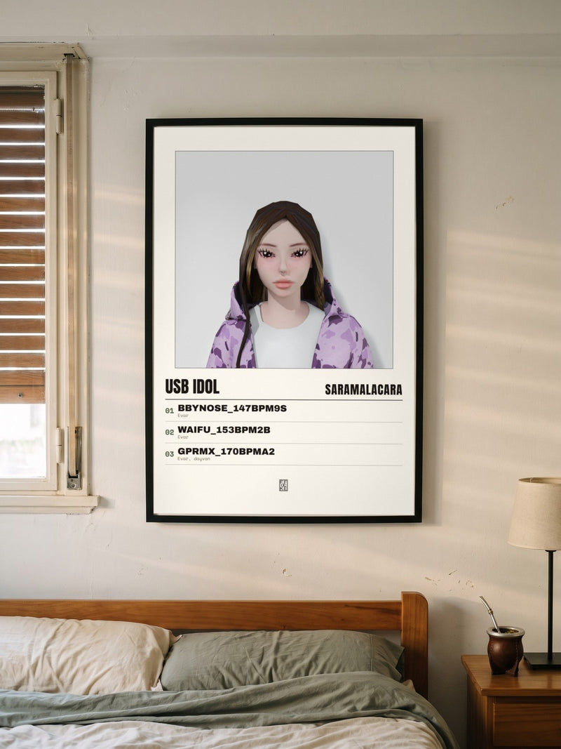 Póster de USB IDOL de Saramalacara enmarcado en una pared, en un ambiente distinto