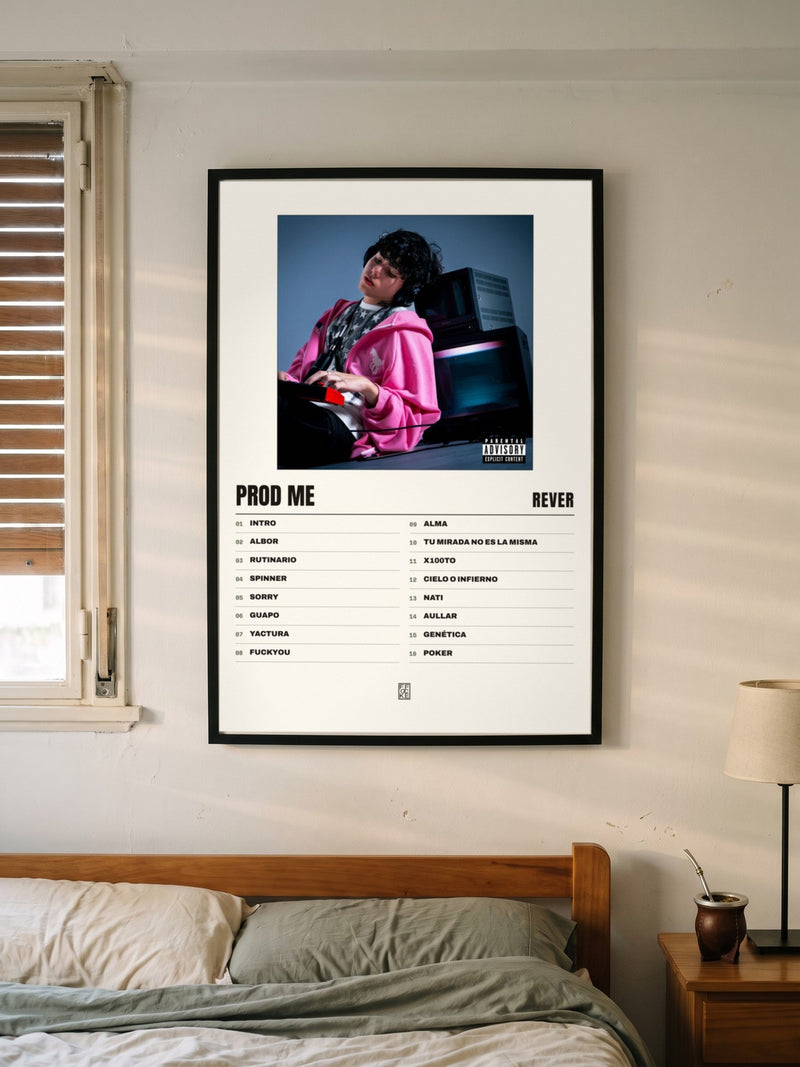 Póster de prod me de Rever enmarcado en una pared, en un ambiente distinto