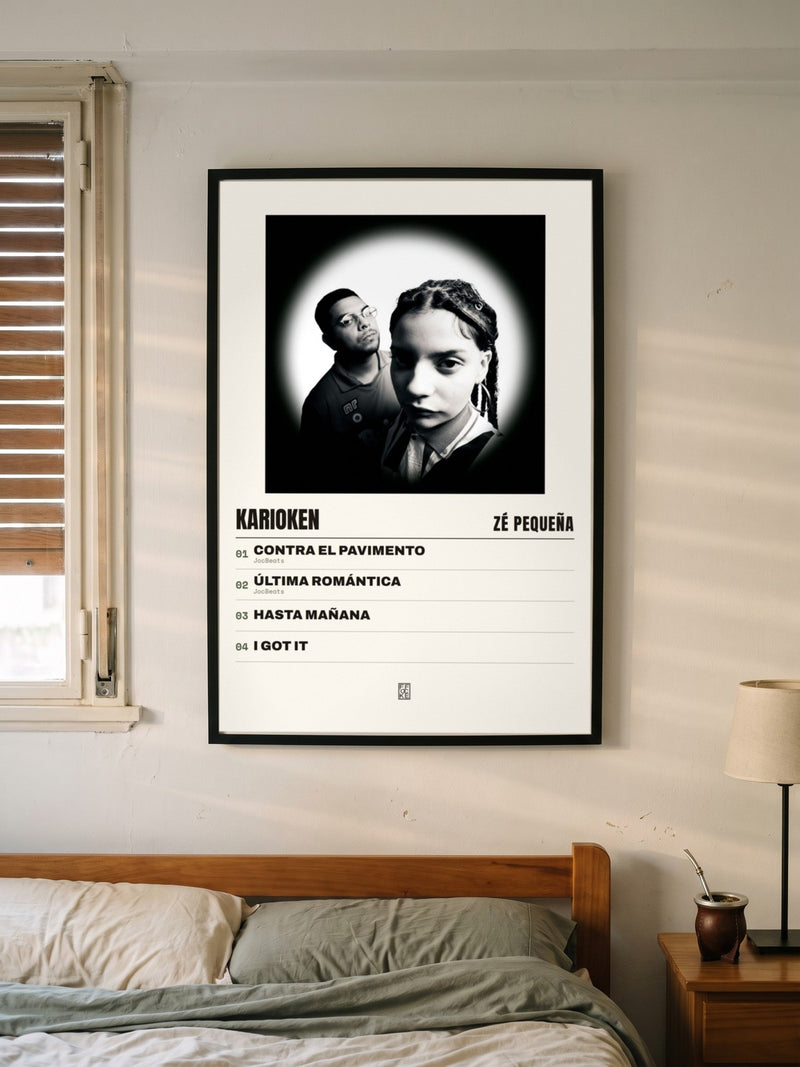 Póster de Karioken de Zé Pequeña enmarcado en una pared, en un ambiente distinto