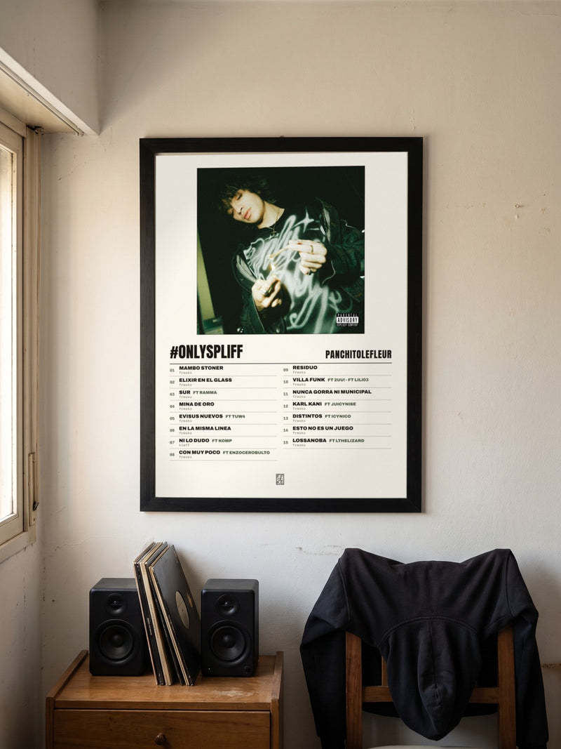 Póster de #ONLYSPLIFF de PanchitoLeFleur enmarcado en una pared, en un ambiente distinto