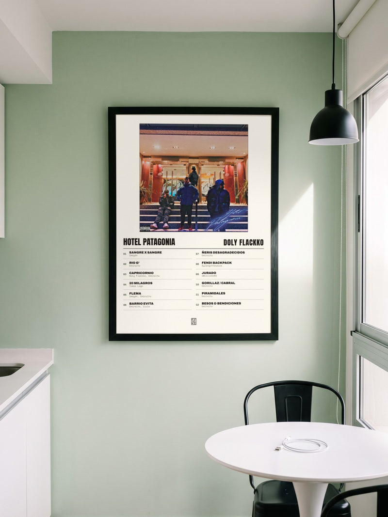 Póster de Hotel Patagonia de Doly Flackko enmarcado en una pared, en un ambiente distinto