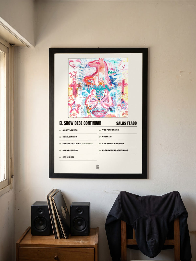 Póster de El Show Debe Continuar de Salas Flaco enmarcado en una pared, en un ambiente distinto